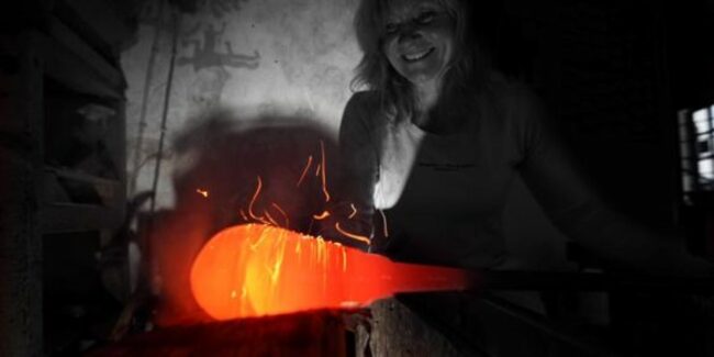 Glaspustning i Dragør med glaskunstneren Rikke Bruzelius
