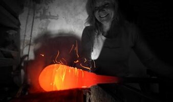 Glaspustning i Dragør med glaskunstneren Rikke Bruzelius