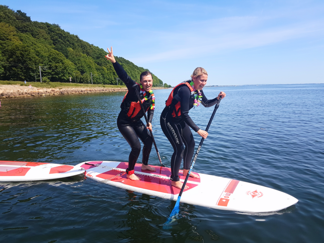 Polterabend med sup surfing i Århus - Garanti for vand i håret og store surfer smil!